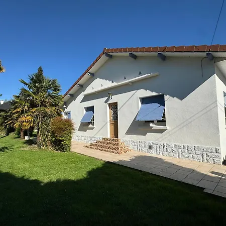 Maison A Lourdes, Avec Jardin Casa de Férias *